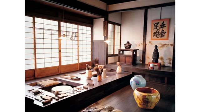 منزل فنان الخزف كاواي كانجيرو في كيوتو يعكس الألوان الطبيعية وبساطة الأعمال اليدوية
