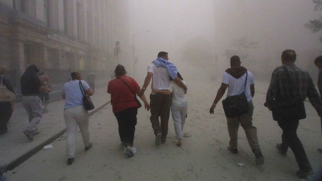 11 Eylül'de saldırıya uğrayan Dünya Ticaret Merkezi'nin yıkılması sonrası kaçmaya çalışan siviller