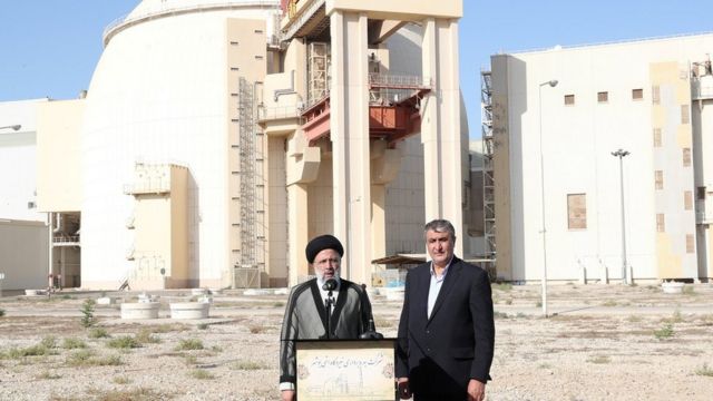 الرئيس الإيراني إبراهيم رئيسي (يسار) يتحدث خارج محطة بوشهر النووية في الثامن من أكتوبر/تشرين الأول الماضي