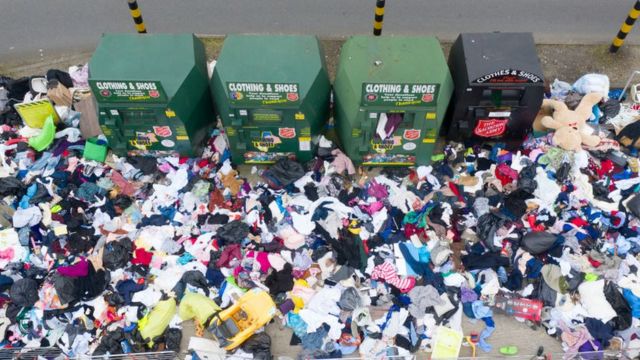 Одежда, оставленная для переработки у гипермаркета Tesco, 1 апреля 2020 г., Уэмбли, Лондон