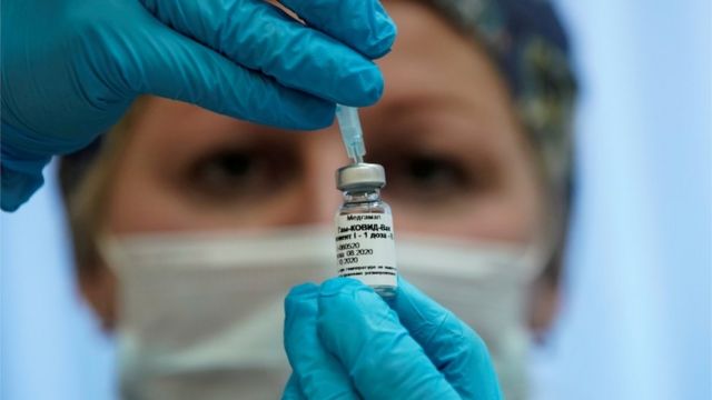 Sanitaria maneja una dosis de la vacuna rusa.
