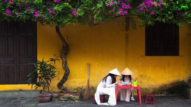 Do phần lớn người Việt không ăn sáng ở nhà nên bạn có thể thấy người dân ở đây ăn sáng ở các quầy ăn ở quanh cầu Nhật ở phố Nguyễn Thái Học và Trần Phú. Nếu dậy sớm bạn sẽ thấy các trẻ em ăn sáng trên đường đi học; các em gái, như trong ảnh, luôn mặc áo dài truyền thống.