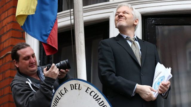 Julian Assange səfirliyin balkonunda