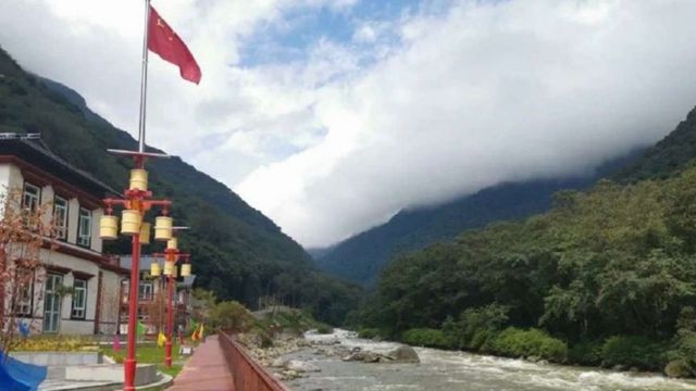 কথিত প্যাংডা গ্রাম উড়তে দেখা যাচ্ছে চীনের পতাকাও