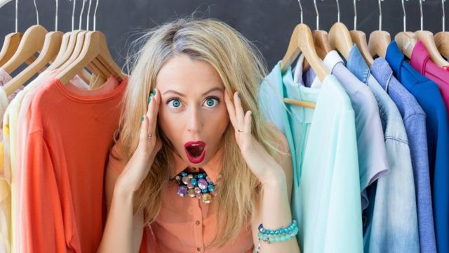 Serías capaz de vivir con solo 10 prendas de ropa? - BBC News Mundo