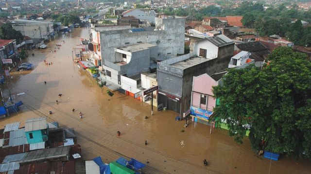 Daerah resapan air di Bandung tergerus, terbitlah banjir BBC News