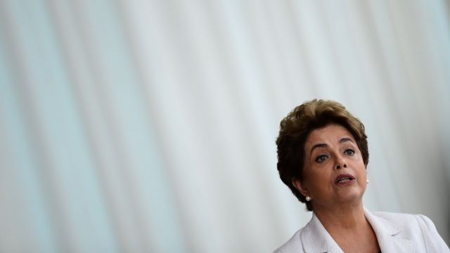 Dilma Rousseff, em 16/8, lendo carta na qual defende plebiscito