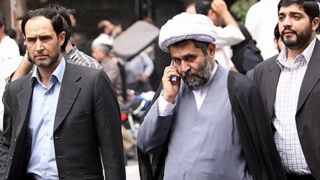 محمد سرافراز، رئیس سابق سازمان صداوسیما (چپ) در کنار حسین طائب رئیس اطلاعات سپاه (وسط)