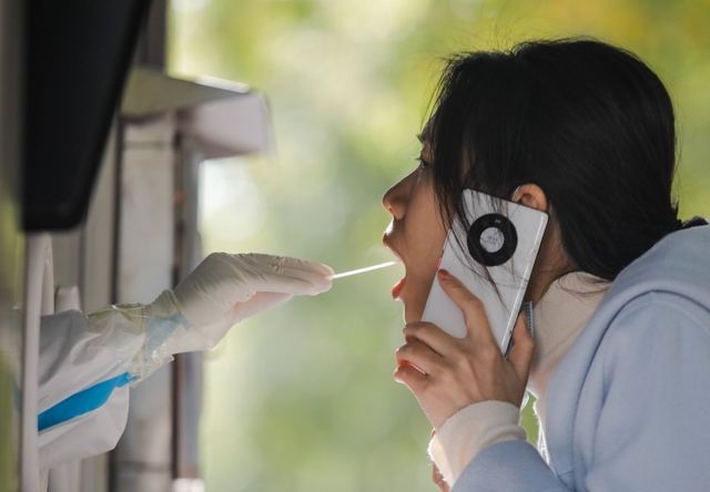 一名女子在接受新冠测试。