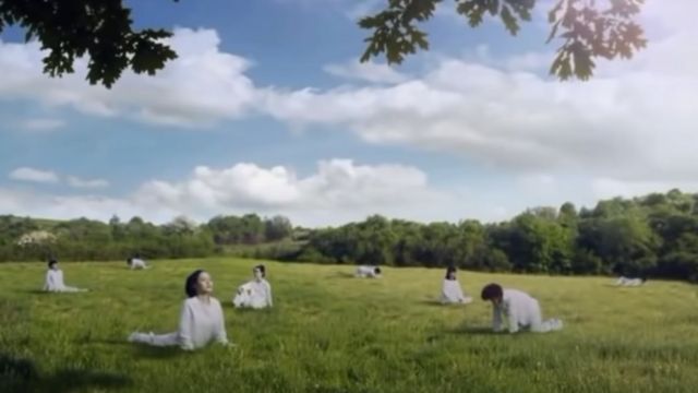 Uma captura de tela do polêmico anúncio do Seoul Milk - mulheres fazendo ioga no campo
