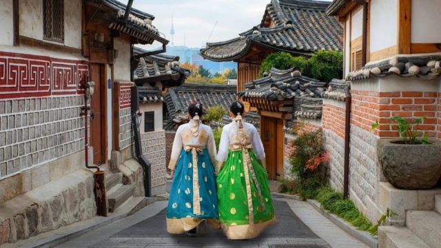 لا يزال المجتمع الكوري يتمحور حول التقاليد القديمة لطاعة الوالدين، واحترام كبار السن والنظام الاجتماعي