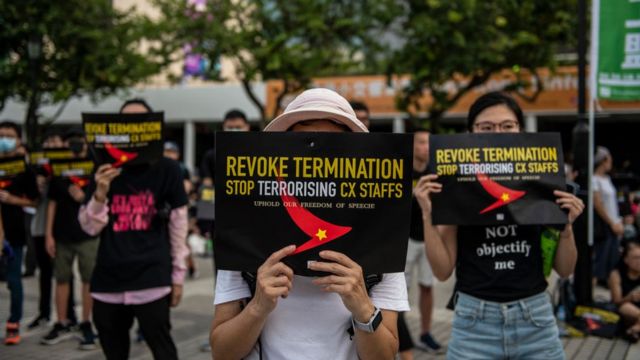 香港中環示威者舉起標語牌支持懷疑被國泰航空「以言入罪」解僱的員工（28/8/2019）