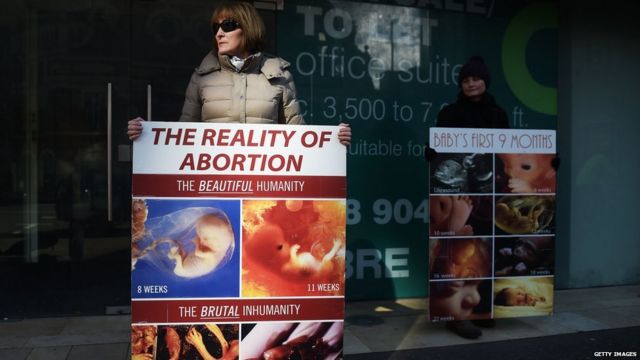 Activistas contra el aborto frente a la clínica Marie Stopes de Belfast, en Irlanda del Norte, en abril de 2016
