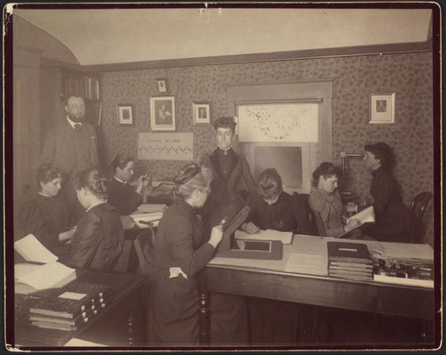 As mulheres "computadores de Harvard", com o astrônomo Edward Charles Pickering