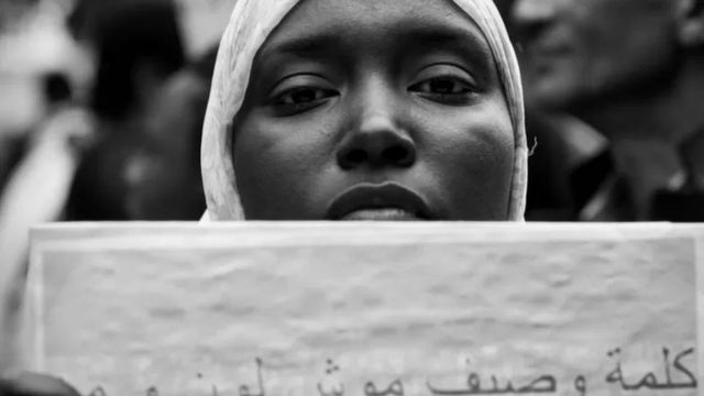 صورة أرشيفية لناشطة تونسية تتظاهر ضد التمييز بسبب لون البشرة
