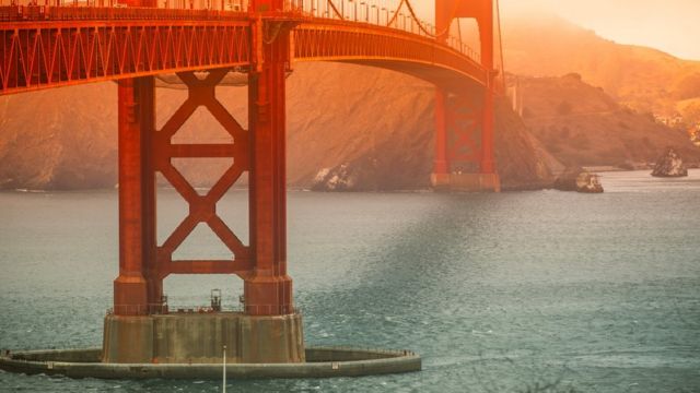 Как спасают жизни на мосту "Золотые ворота" в Сан-Франциско - BBC News Русская служба