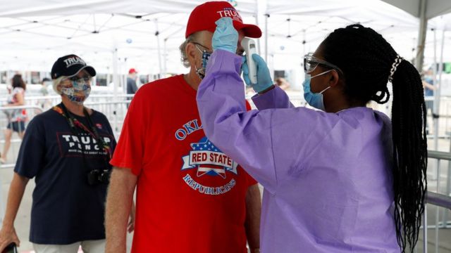 A man has his temperature checked at the entrance to a rally for President Donald Trump in Tulsa (20 June 2020)