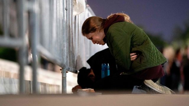 Kürtaj hakkı yanlısı karar karşısında ağlıyor