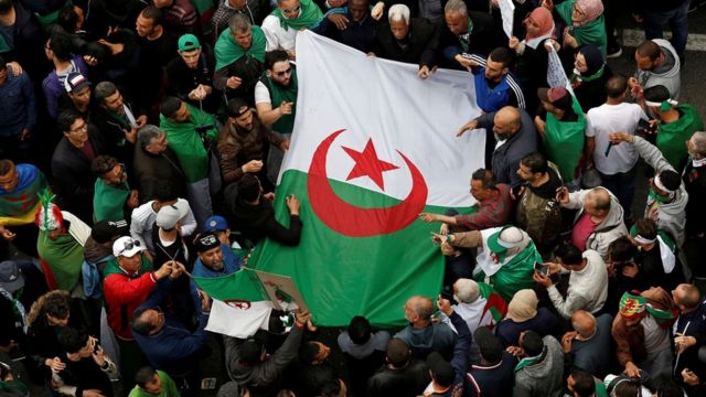 Abanya Alijeriya bigaragambya bafite ibendera