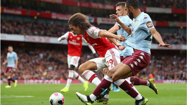 Agbabọọlu Arsenal ati Aston Villa n du bọọlu mọ ara wọn lọwọ