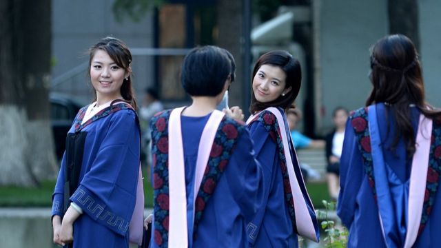 Algunas estudiantes chinas se ven obligadas a pedir préstamos a usureros.