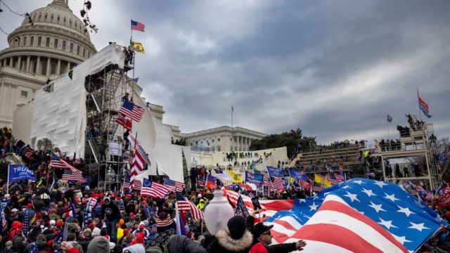 Pendukung Trump bentrok dengan polisi dan pasukan keamanan ketika orang-orang mencoba menyerbu Capitol AS pada 6 Januari 2021 di Washington, DC