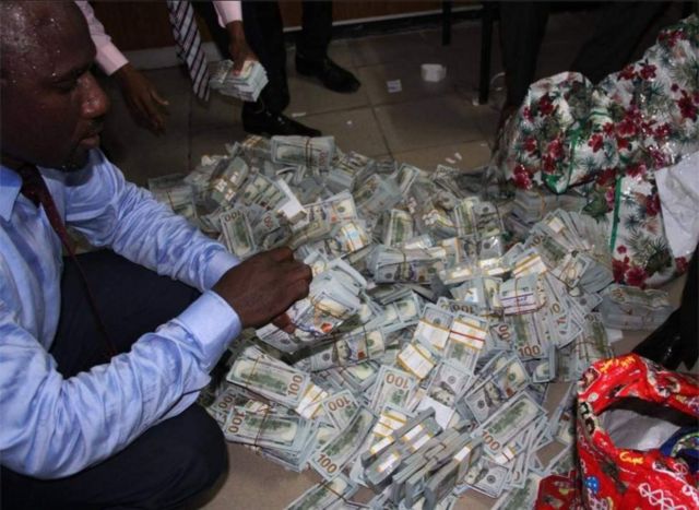 Amahera yatowe yari avanze amadolari, ama pound sterling hamwe n'amahera y'igihugu (Naira)