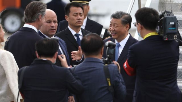11月14日，美国加州旧金山，中国国家主席习近平（右）在亚太经合组织（APEC）峰会召开前抵达旧金山国际机场，迎接他的是加州州长加文-纽森（Gavin Newsom）。