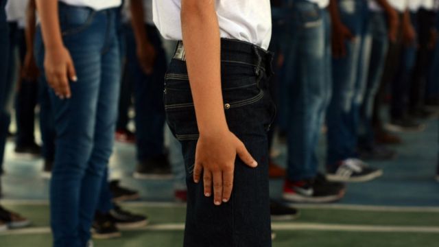 Crianças em posição de sentido em escola com parceria militar na Bahia