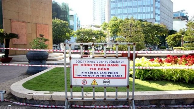 Tấm bảng báo thi công đặt dưới chân tượng đài Trần Hưng Đạo hôm 19/2