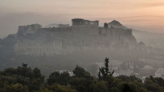 Nebbia su Atene dagli incendi.