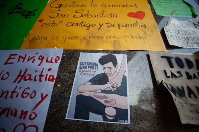 pancartas con mensajes sobre Gustavo Gatica
