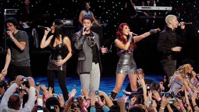 Fãs do RBD não se incomodam com playback, porque a música do grupo