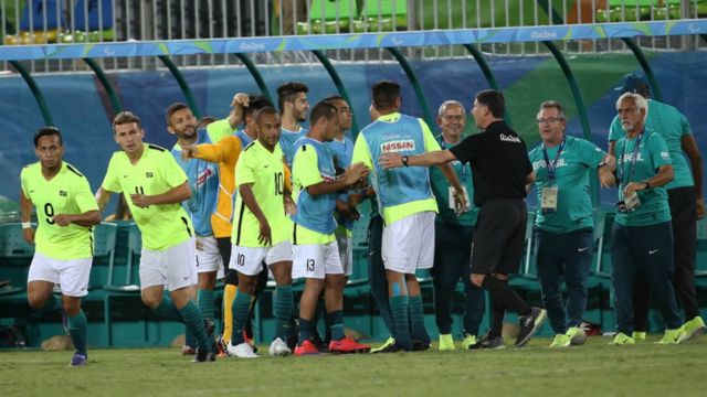 Jogadores brasileiros em vitória no futebol de 7