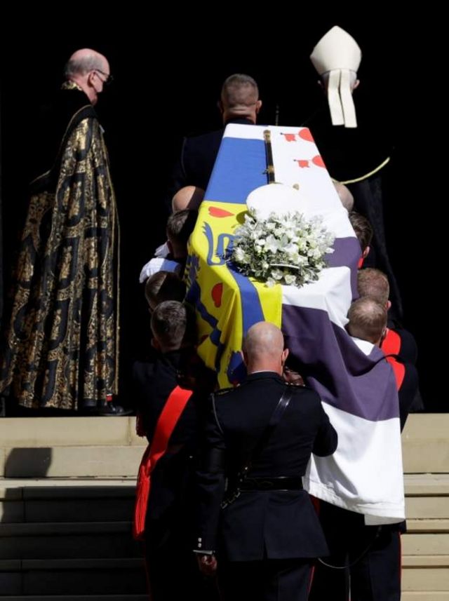 礼拝堂に入るフィリップ殿下の棺