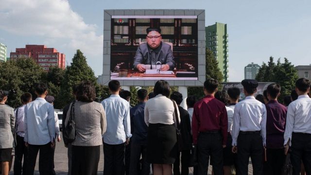 Жители Северной Кореи слушают выступление своего вождя