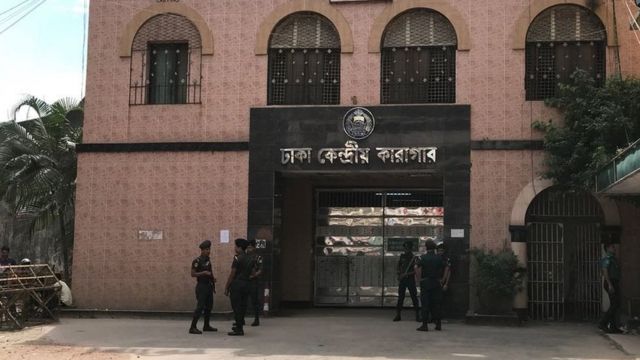 পুরোনো কারাগারের একটি কক্ষে খালেদা জিয়ার বিচারের জন্যে অস্থায়ী এজলাস বসানো হয়েছে।