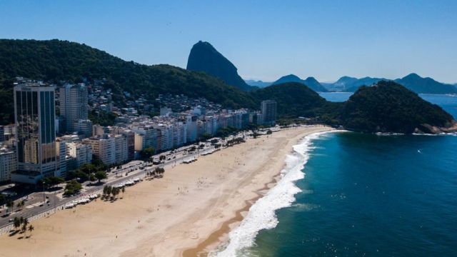 Playa de Copacabana, en Río de Janeiro, vacía por las medidas de confinamiento.
