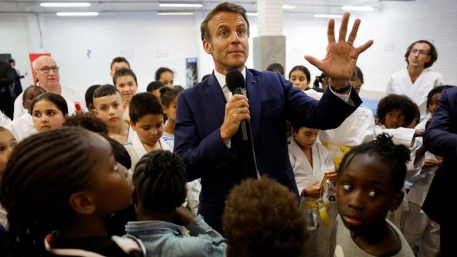 Fransa Cumhurbaşkanı Emmanuel Macron, 8 Haziran 2022'de Paris banliyösü Clichy-sous-Bois'da konuşma yapıyor.