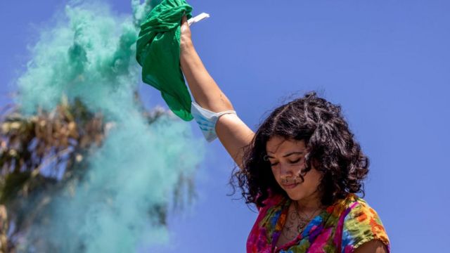 Una manifestante en California con un pañuelo verde