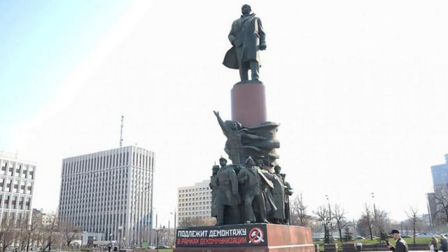 Ảnh tấm biểu ngữ đòi bỏ tượng Lenin nay được chia sẻ trên mạng xã hội Nga