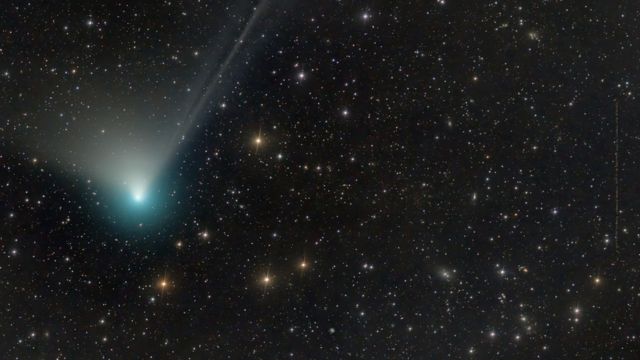 A imagem mostra o cometa verde fotografado do Parque Nacional de Yosemite, na Califórnia