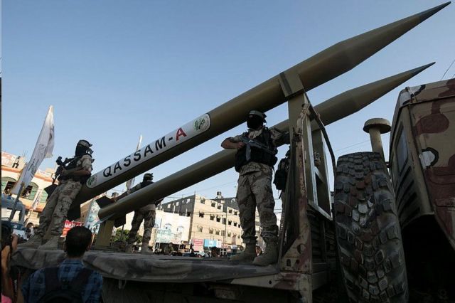 تمتلك حماس والجماعات الفلسطينية المسلحة الأخرى في غزة مجموعة متنوعة من الصواريخ