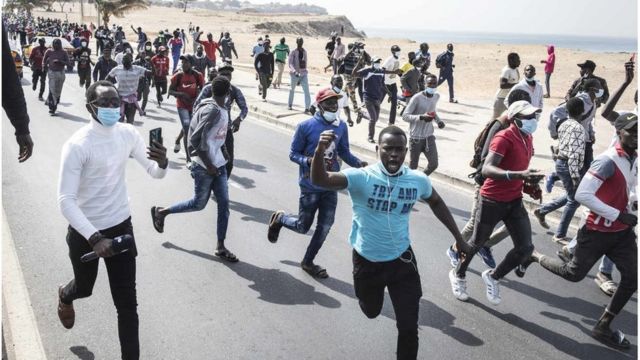 Des centaines de jeunes ont pris d'assaut les rues de Dakar