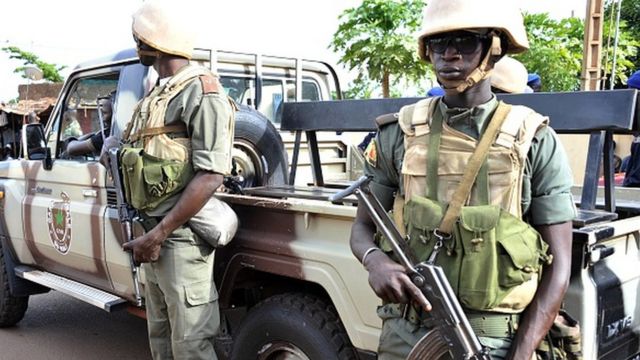 Des soldats en alerte sur une route près de Bamako