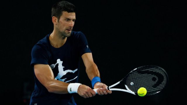 Autoridades australianas suspendem deportação de Novak Djokovic