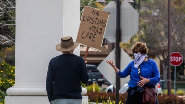 Protesta frente a iglesia en Estados Unidos.