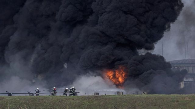 Пожежа на Лисичанському НПЗ після російських обстрілів