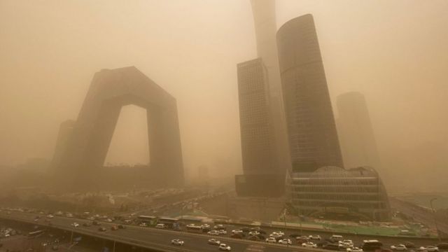 Langit Beijing tertutup debu dan pasir.