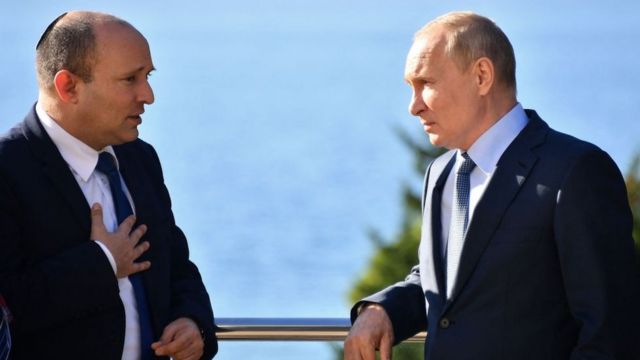 O primeiro-ministro israelense Naftali Bennett conversa com o presidente russo Vladimir Putin em outubro de 2021